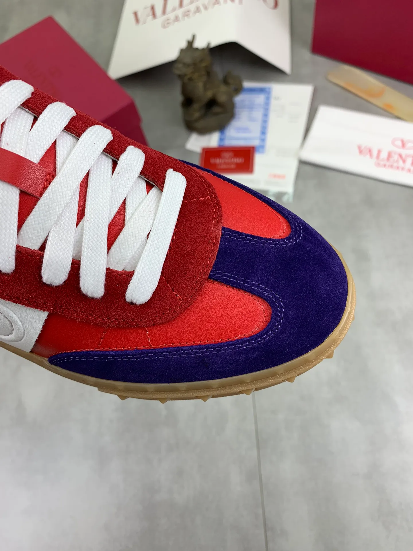 Men's Men's Shoes P520 New Couple Style Valentino Valentino 2025/UPVILLAGE Couple Casual Sports Shoes Moral Training Shoes 🆚Professional high-end, perfect replica, first-class quality, all made of original 1:1 materials, exclusive mold opening! 🎁Full set of high-end packaging at the counter ✔️Fabric: high mercerized cowhide ✔️Outsole: TPU material outsole ✔️Size: female 35-40 male 39-45 (female 41 male 38.46) 🆚All details are customized at 1:1 mold, striving for perfection!